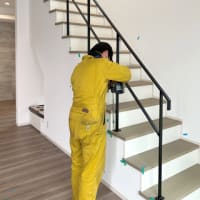 シンプルなデザインの階段手摺り