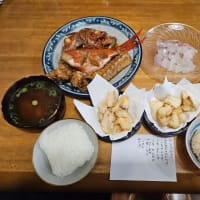 娘、魚をさばく練習