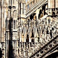 心ふるえる風景　イタリア編㊴　あの豪快なミラノ大聖堂は　実は繊細な装飾細工で覆われていた