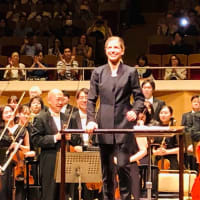 カリーナ・カネラキス ✕ アリス＝紗良・オット ✕ 東京都交響楽団でラヴェル「ピアノ協奏曲ト長調」、マーラー「交響曲第１番」を聴く～都響第１０２３回定期演奏会Bシリーズ