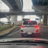 おかしなコンパクトカーにクラクションを鳴らされる