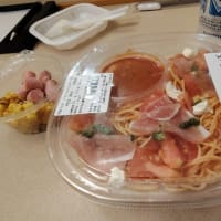 |M3409|神戸中央区役所北『7-11』でホテル飯の買出し。セブン惣菜で開始して、冷製パスタ（トマト・生ハム・チーズ）を頂いたが、完食までノンストップとは・・