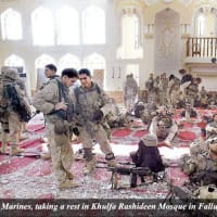 イラク　ファルージャのモスクで休む米軍
