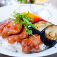 中華風豚肉のしょうが焼き丼＆水菜とタコのサラダ