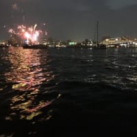 横浜花火大会を屋形船から見学