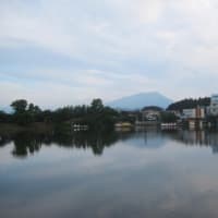 今朝の高松の池と岩手山