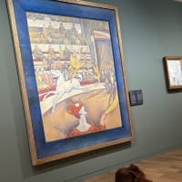 子供のためのオルセー美術館(62)スーラ・サーカス②/額縁も青の点々で　色の秘密