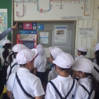 小学校低学年生の校外学習を支援