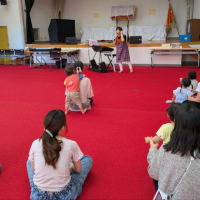 子育てサロン笑顔の幼児ママ抱っこ