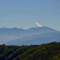 雲ひとつない南アルプス仙丈ケ岳に 噴煙のような雲湧く。