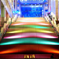 階段紀行・日本　東京編㊱　お台場の夜に目を惹くフジテレビの照明大階段