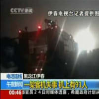 中国で旅客機墜落し犠牲者多数