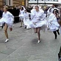 ウエディングドレスをゲットだぜ。花嫁25人の疾走レース　スロベニア