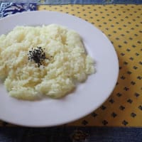 松本市蟻ヶ崎の「カフェ・れら」で手ごねハンバーグのスープカレー。さらさら系スープが好みです。