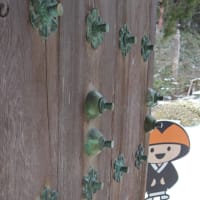 雪の高野山 続き「金剛三昧院の門」