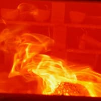 穴窯による強還元の窯焚き