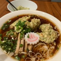 中心部まで熱々のとり天が３つものっている、下高井戸「おふろの中華そば」
