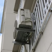 千葉県：千葉市美浜区にて、エアコン室外機柵越え設置現調へ