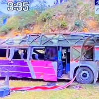 ペルーで二階建てバスが転落 少なく共１８人が死亡