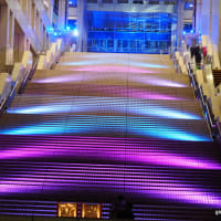 階段紀行・日本　東京編㊱　お台場の夜に目を惹くフジテレビの照明大階段