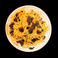 2025.07.11の夕食　カニのトマトクリームパスタ　塩麹漬けしたマグロの血合トッピングで