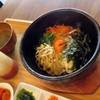 韓国食堂「マニマニ（たくさん食べてね）」でランチ　　石焼ビビンバ　ミニ冷麺　海鮮チジミに生マッコリ　　どれも本場の味で旨かった。