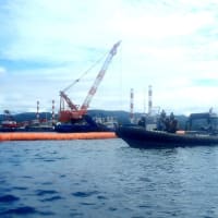 航路で大浦湾に入るガット船・砂利採取運搬船に抗議