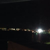 ホテルの窓から夜景を見ると…