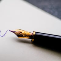 「封筒に名前を書けば雨が降る願いのように祈りのように」