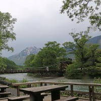 上高地　河童橋へ　２
