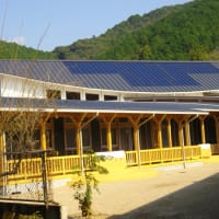 ＣＯＭ３１５　高性能アモルファス太陽電池を搭載、屋根面に穴を空けないで太陽光発電池パネルを取り付ける