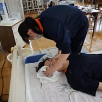 ケリーパッドを使った洗髪実習