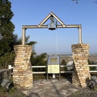 桜とチューリップ、そして雪山