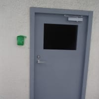 ビルのドア取替　カバー工法