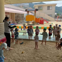 【ひよこ組・ぱんだ組】しゃぼん玉・水遊びをしたよ🫧