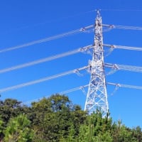 マンション西：送電線を間近で見るとごっつい