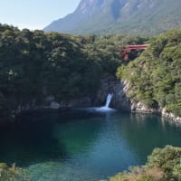 海に直接流れ落ちる珍しい滝「トローキの滝」屋久島の観光名所