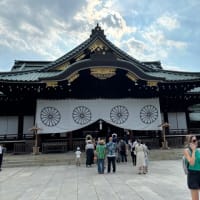 朝日新聞　海自実習幹部、靖国神社の「遊就館」を集団見学・・・太平洋戦争などの戦死者をまつって旧軍との関係が深い靖国神社と、旧軍組織と決別したはずの自衛隊との密接な関わりが相次いで明らかになっている　