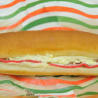 キムラヤ本店内でホットドッグをいただく