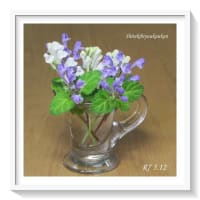 ＊お洒落な小葉の立浪草二色＊明治のウランガラスに入れてみました♪