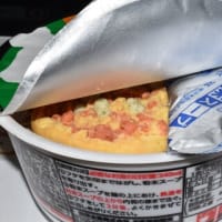 カップ麺「まるちゃん緑のx黒いたぬきカレーそば」東洋水産（株）