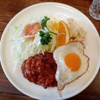 メンチカツ目玉焼き