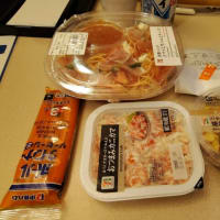 |M3409|神戸中央区役所北『7-11』でホテル飯の買出し。セブン惣菜で開始して、冷製パスタ（トマト・生ハム・チーズ）を頂いたが、完食までノンストップとは・・