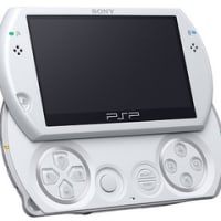 ソニー-スライド式でUMDドライブなしの携帯ゲーム機「PSP Go」を発表-