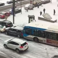 “冬の嵐”各地で大雪車のトラブル相次ぐ