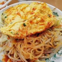 |M3405|赤羽一番街『来来軒』にお邪魔。レモンサワー＆ニンニク丸揚げ＆腸詰めで開始し、マカサラと餃子3個でつなぎ、塩焼きそばのニラ玉焼きトッピング（辛みそかけ）で締めました！