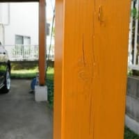 玄関ドアと駐車場の柱を再塗装