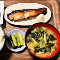 家で朝ごはん（仁井田米ひのひかり（高知県産）、ぶりの塩麹漬、納豆、ほうれん草と平茸のみそ汁、野沢菜漬け）（2025年6月3日）
