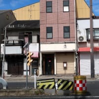 近所の行列のできる海苔屋さん　'nori' shop with a long waiting line outside in my neighborhood
