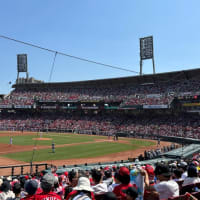 広島・本通り商店街にオーチーコーチーの懸垂幕登場！吉川晃司さんと奥田民生さんのユニット、カッコいい還暦軍団です　カープ愛溢れる